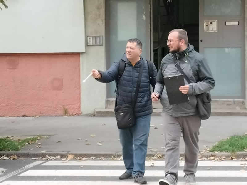 Figurant Peter Zbranek spolu s Tomášom Bakom z Krajského strediska ÚNSS Bratislava prechádzajú cez priechod pre chodcov.