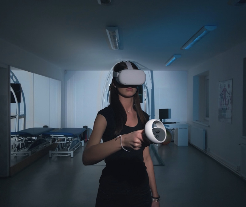 Žena s headsetom virtuálnej reality na hlave