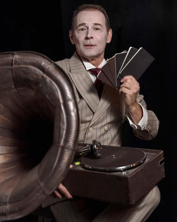 Lopuškin so starým gramofónom na kolenách drží v ruke šesť notesov spoločenskej etikety