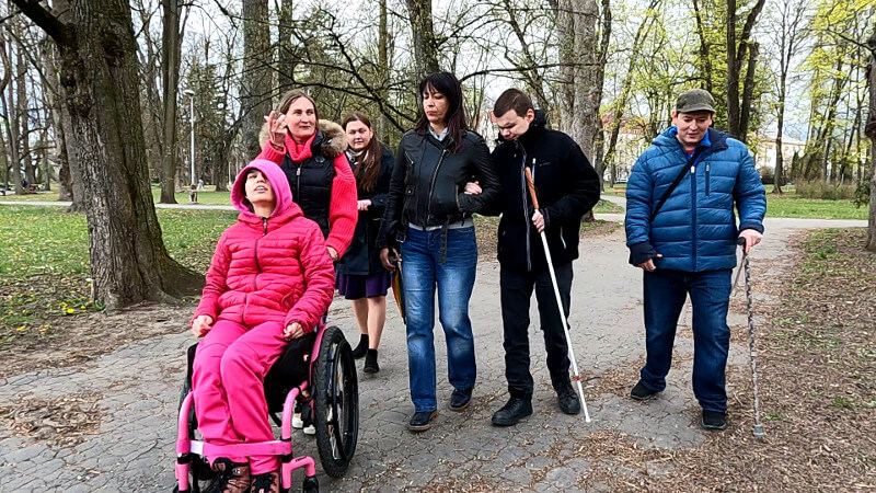 Na fotografii sa nachádza fokusová skupina zdravotne postihnutých v mestskom parku