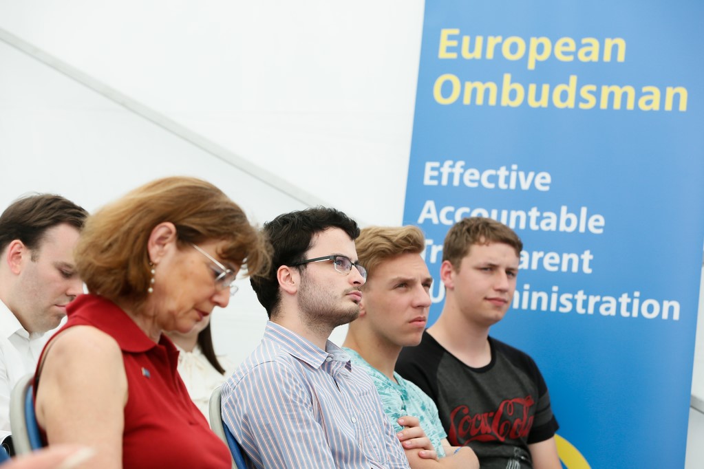Skupina ľudí na podujatí o Európskom ombudsmanovi