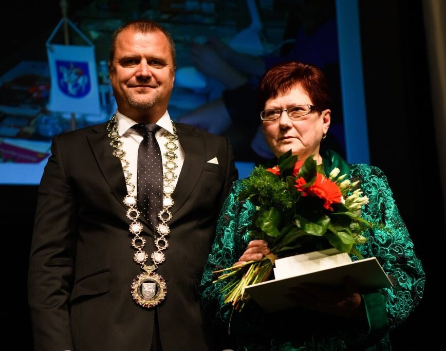 Predsedníčka ZO ÚNSS v Martine Milota Strončeková si preberá ocenenie za svoju prácu (rok 2018)