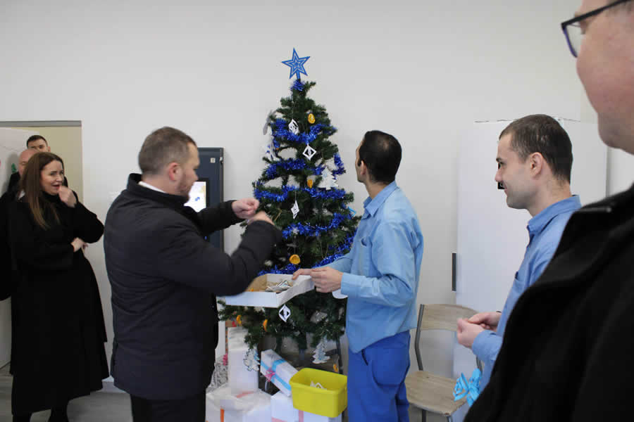 Na fotke sa nachádzajú väzni, ktorí zdobia vianočný stromček