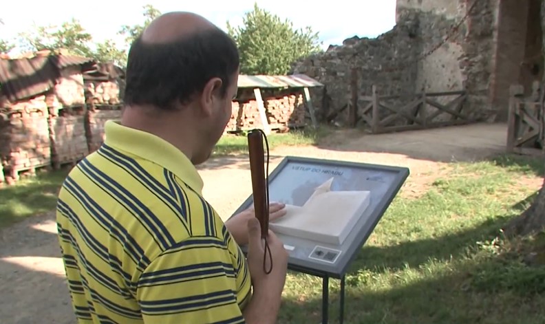 Nevidiaci Michal si prstami prechádza reliéfny model Šarišského hradu.