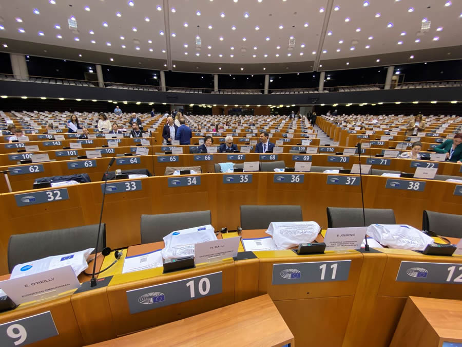 Pohľad na rokovaciu sálu Európskeho parlamentu. Účastníci zo Slovenska sedia v treťom rade v strednej časti.