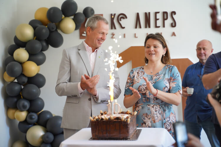 Jana Filipová a Peter Fiabáne tlieskajú pri torte so sviečkou a číslom 10